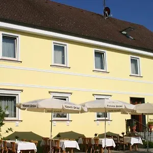 Hotel Huber, Merching